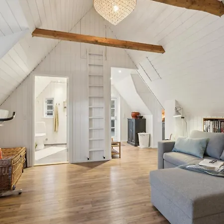 1107 Semesterbostad *